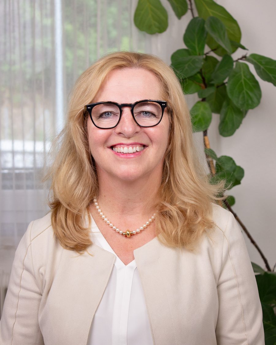 Angela Fuchs, Backoffice